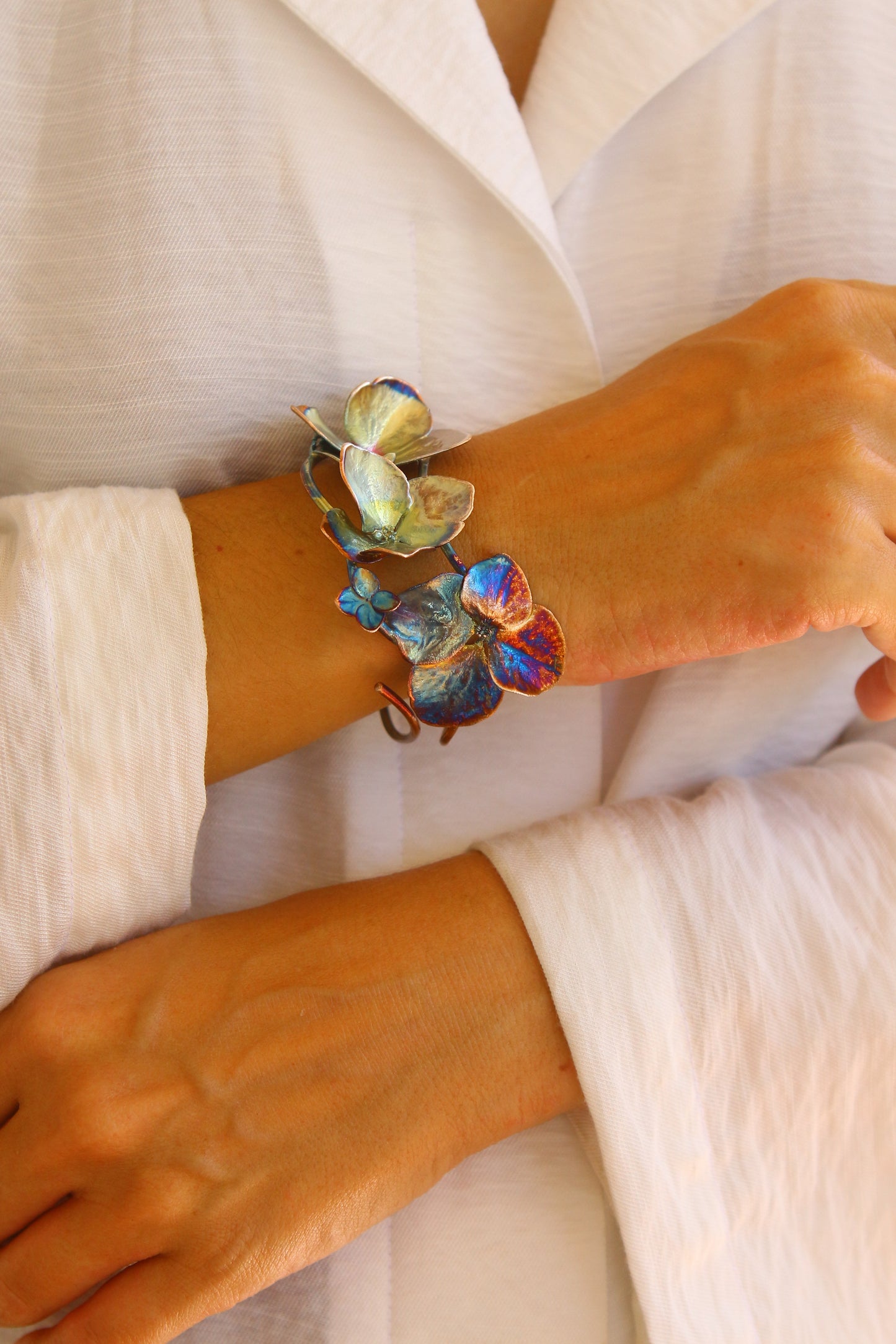 Pulseira com flores de hortensia