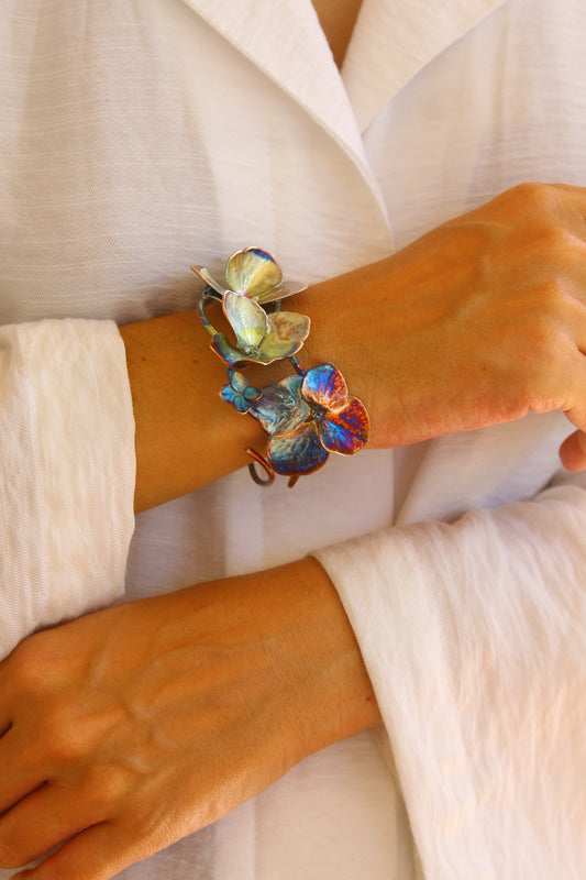 Pulseira com flores de hortensia