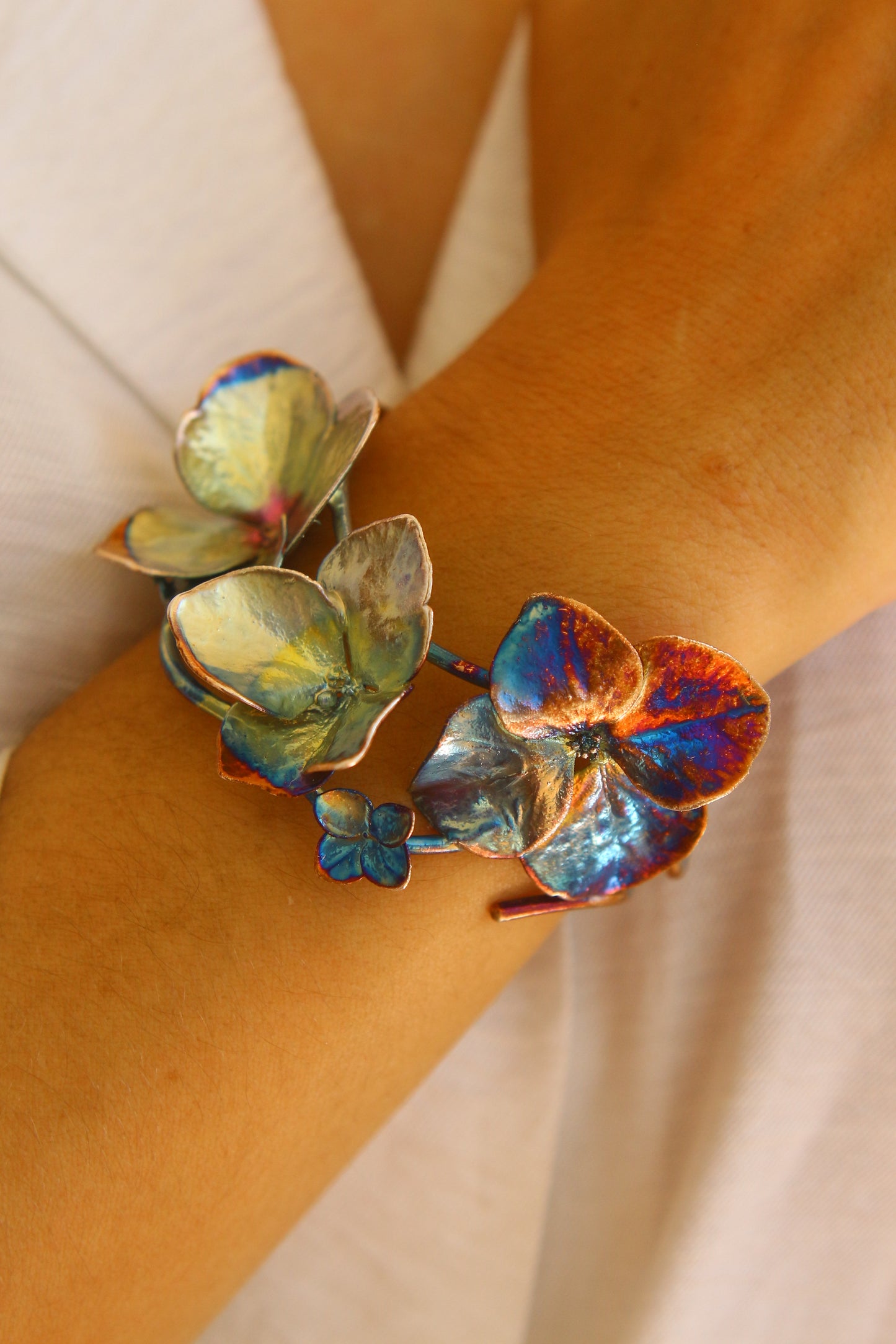 Pulseira com flores de hortensia