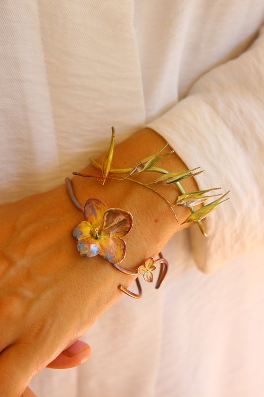 Pulseira com flor de violeta e espiga