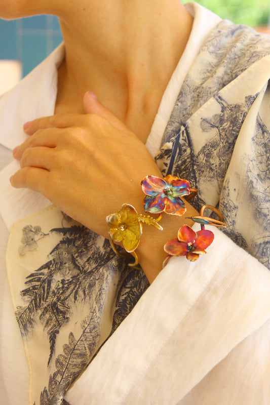 Pulseira com flores de violeta e espiga