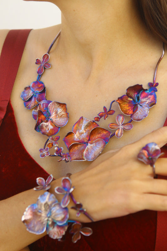 Pulseira com flores de hortensia