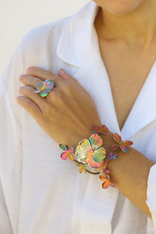 Pulseira com flores de hortensia