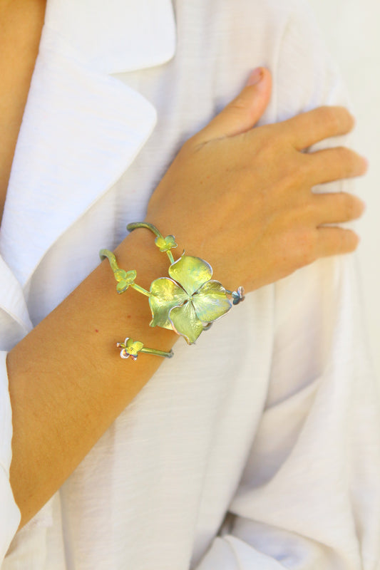 Pulseira com flores de hortensia