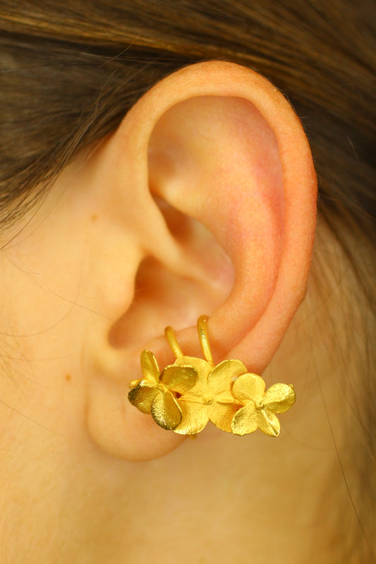 Ear cuff com flor de hortensia