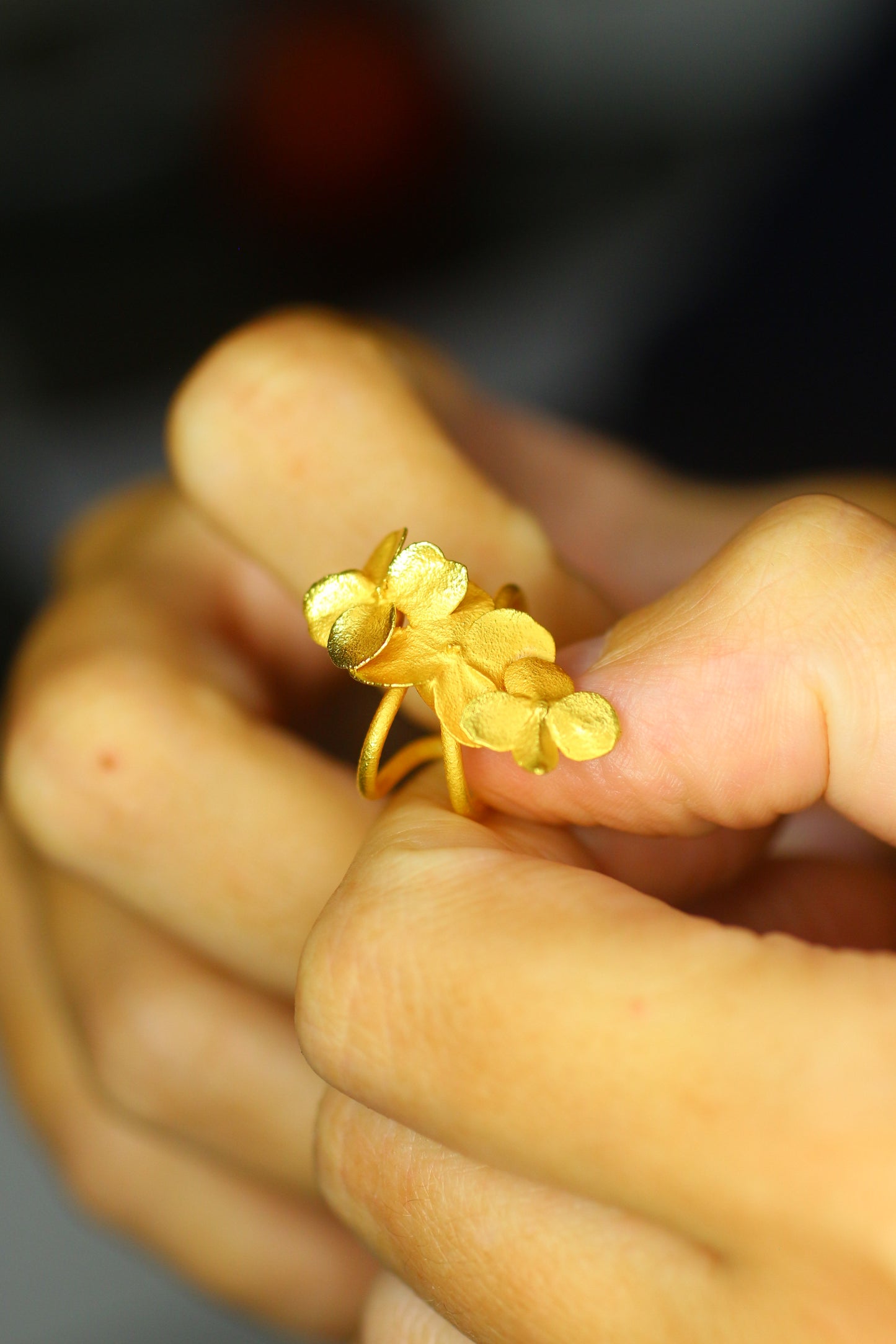 Ear cuff com flor de hortensia