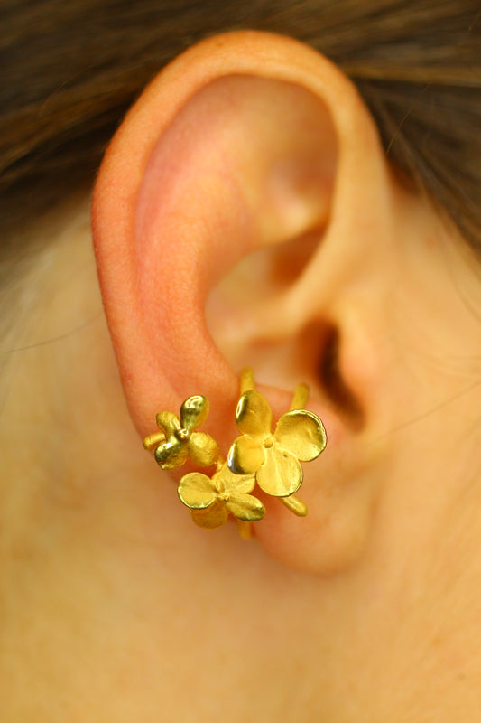 Ear cuff com flor de hortensia