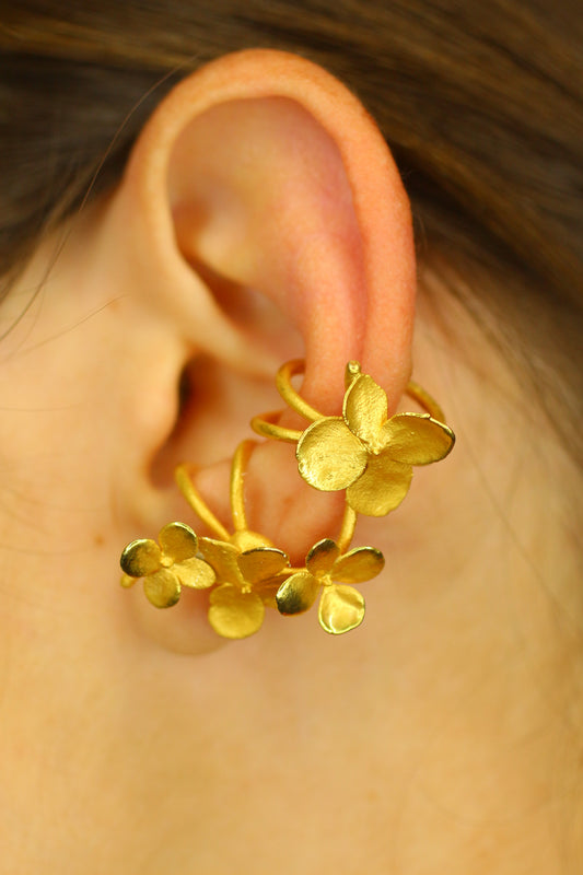 Ear cuff com flor de hortensia