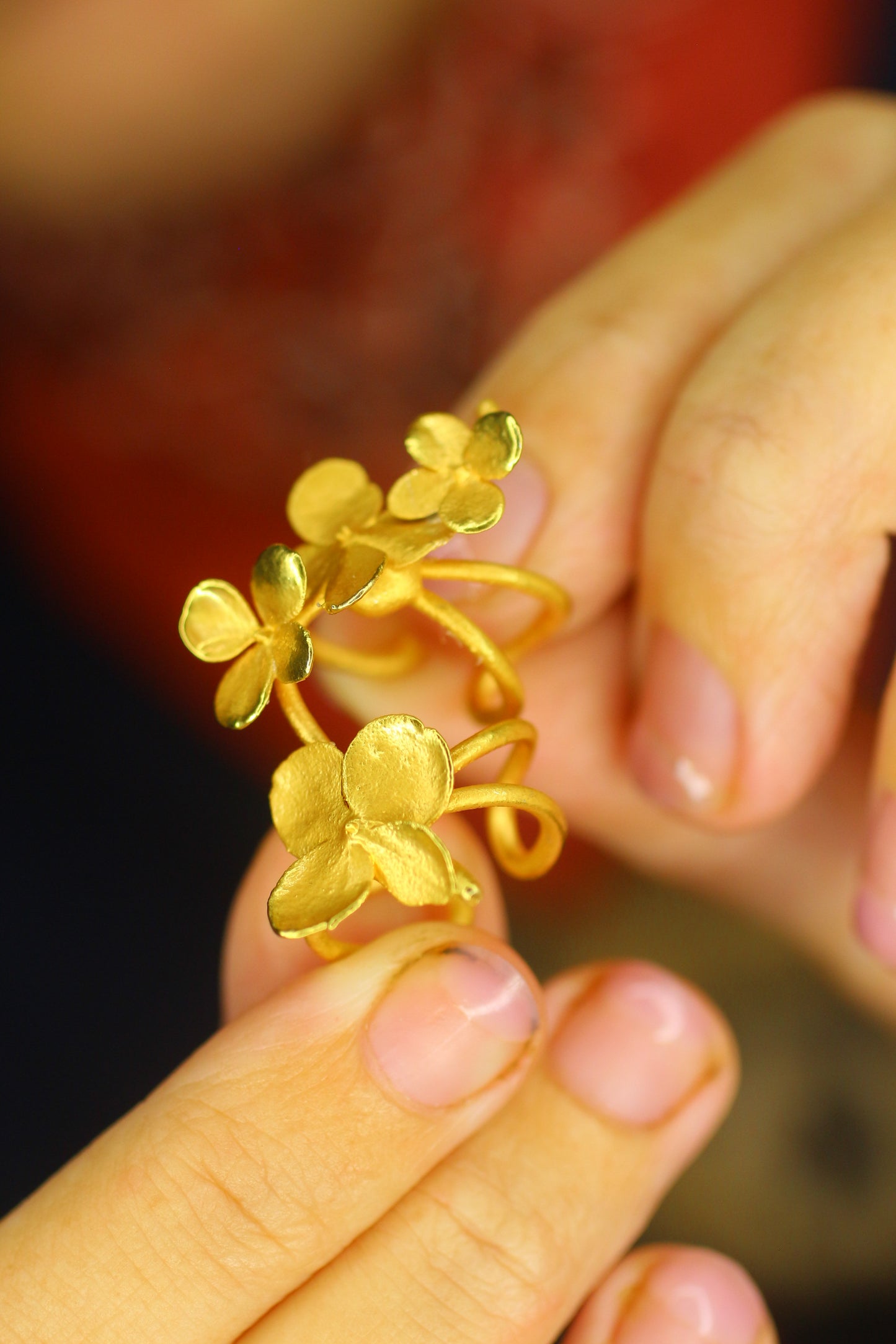 Ear cuff com flor de hortensia
