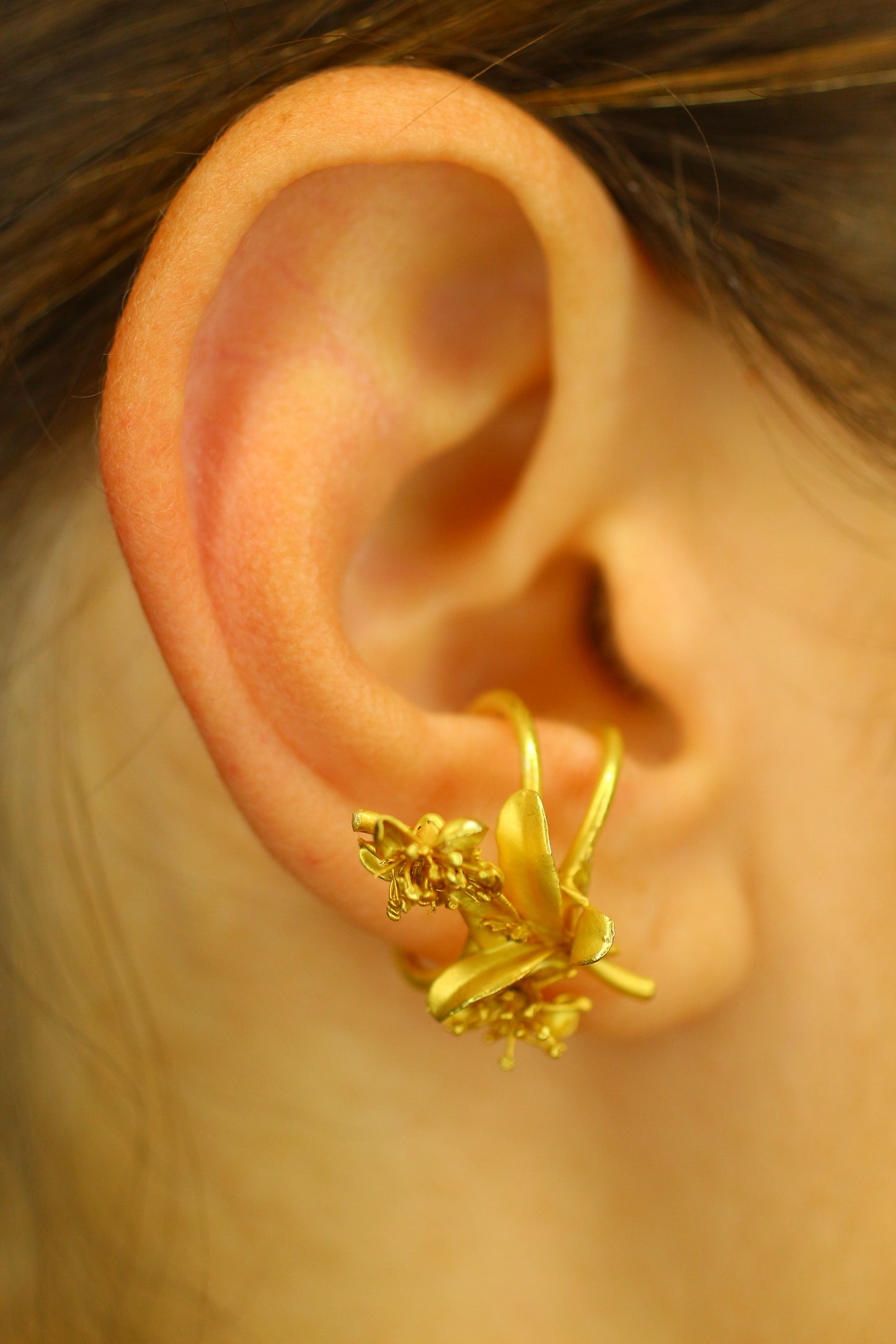 Ear cuff com flores da primavera