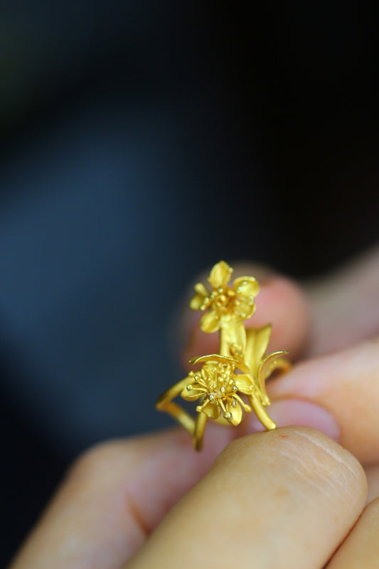 Ear cuff com flores da primavera