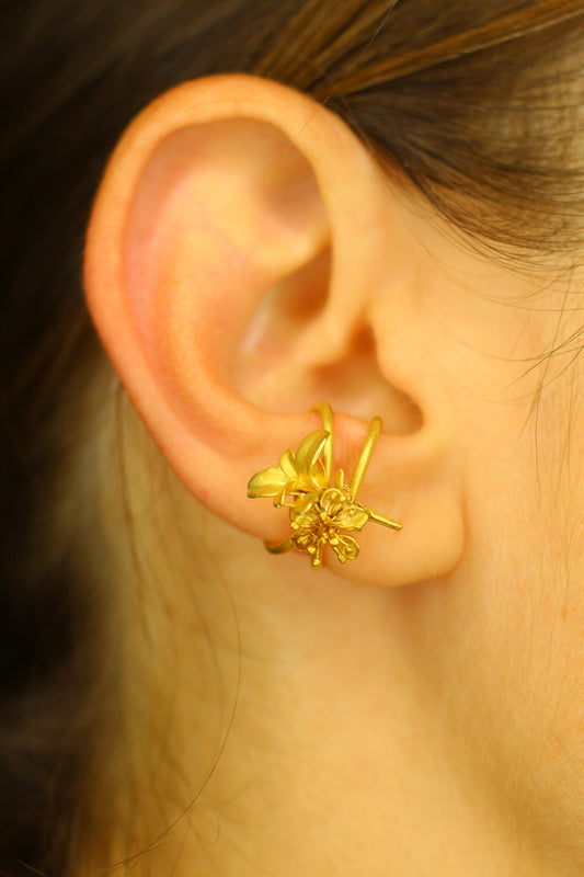 Ear cuff com flores da primavera