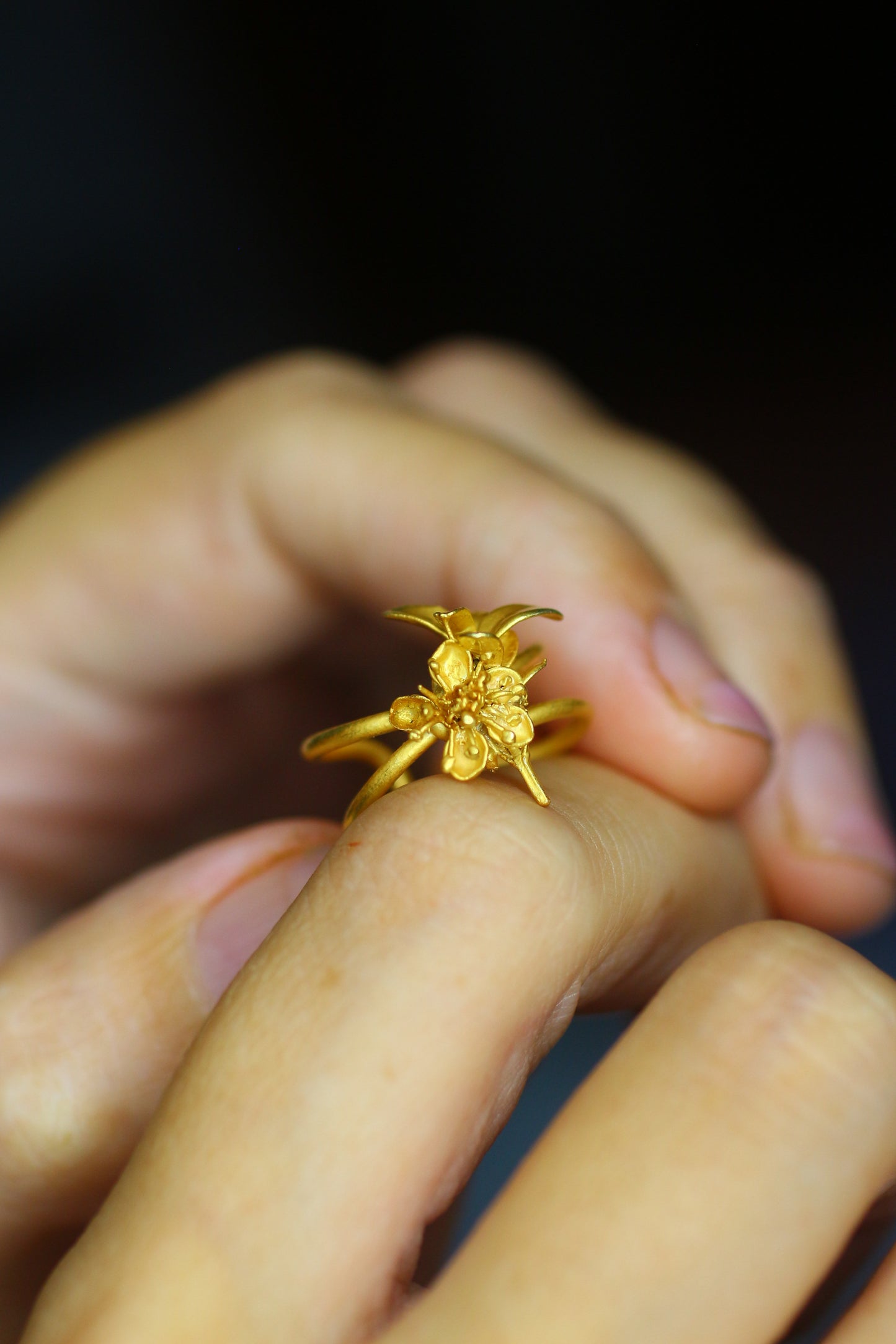 Ear cuff com flores da primavera