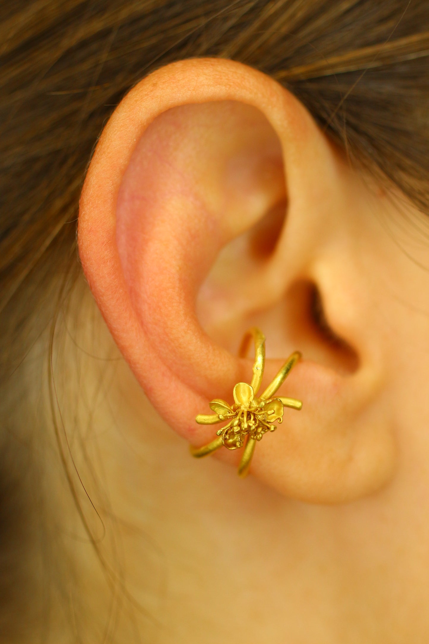 Ear cuff com flores da primavera