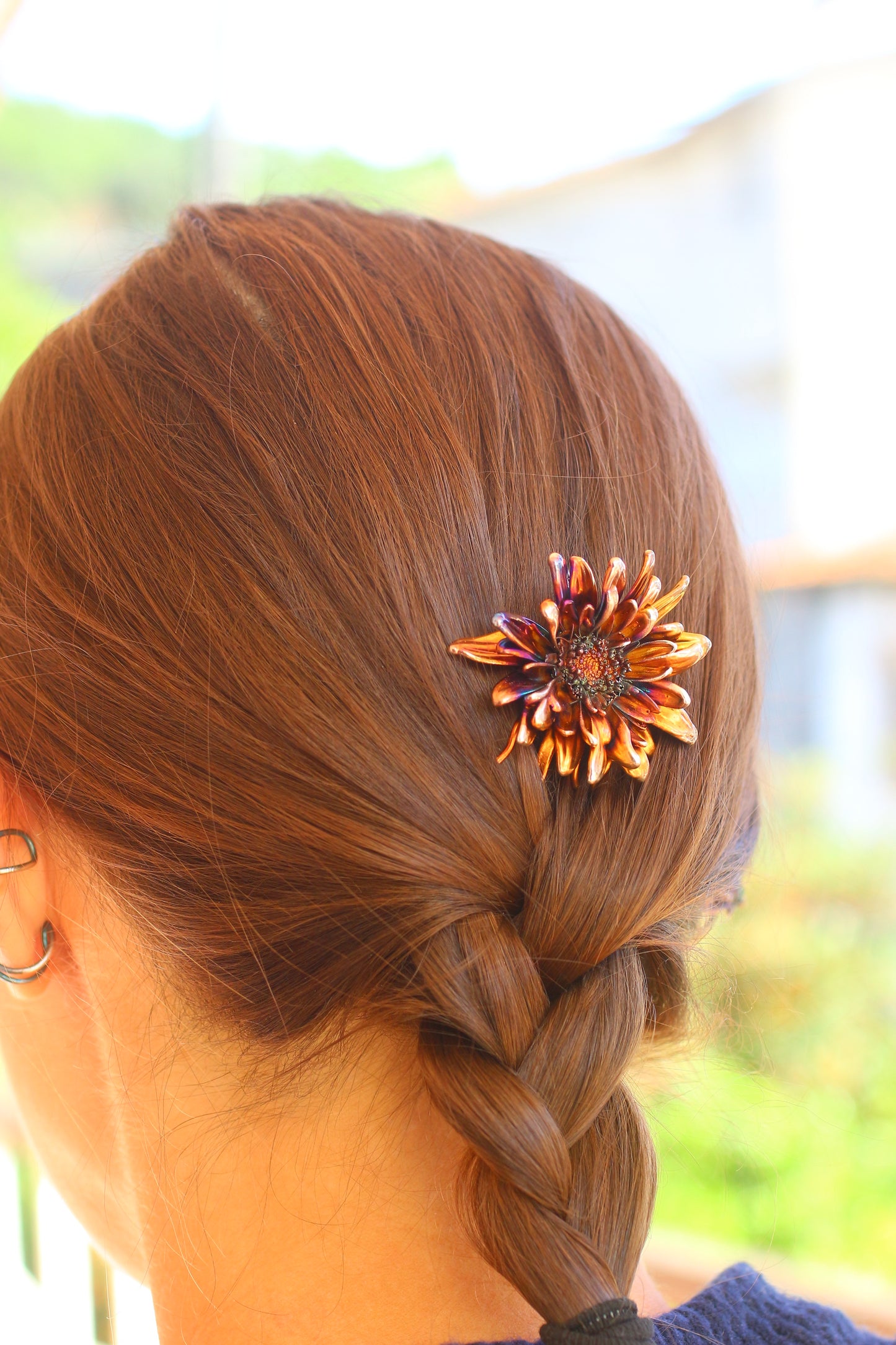 Acessorio para cabelo com flor de crisantemo