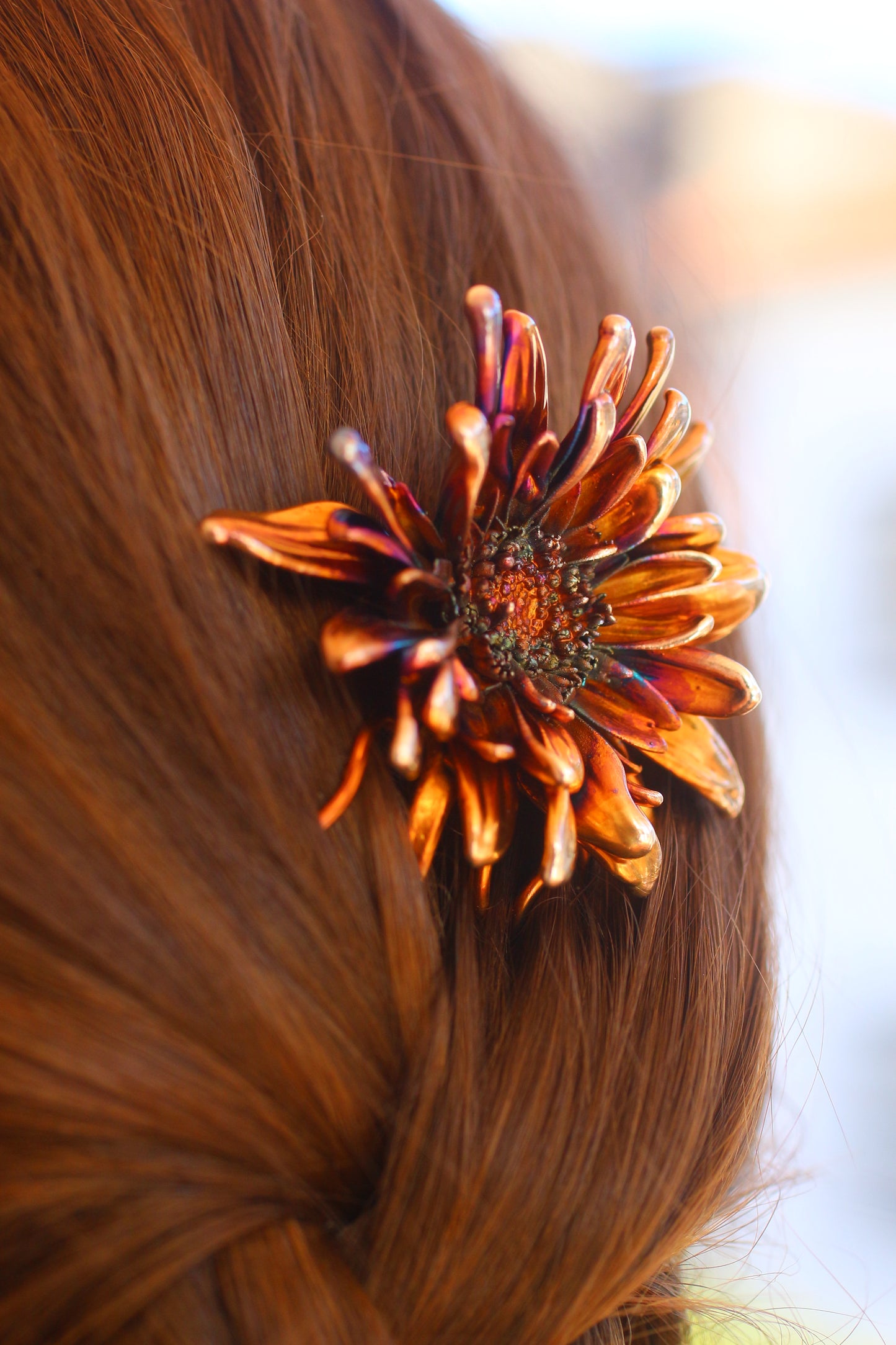 Acessorio para cabelo com flor de crisantemo