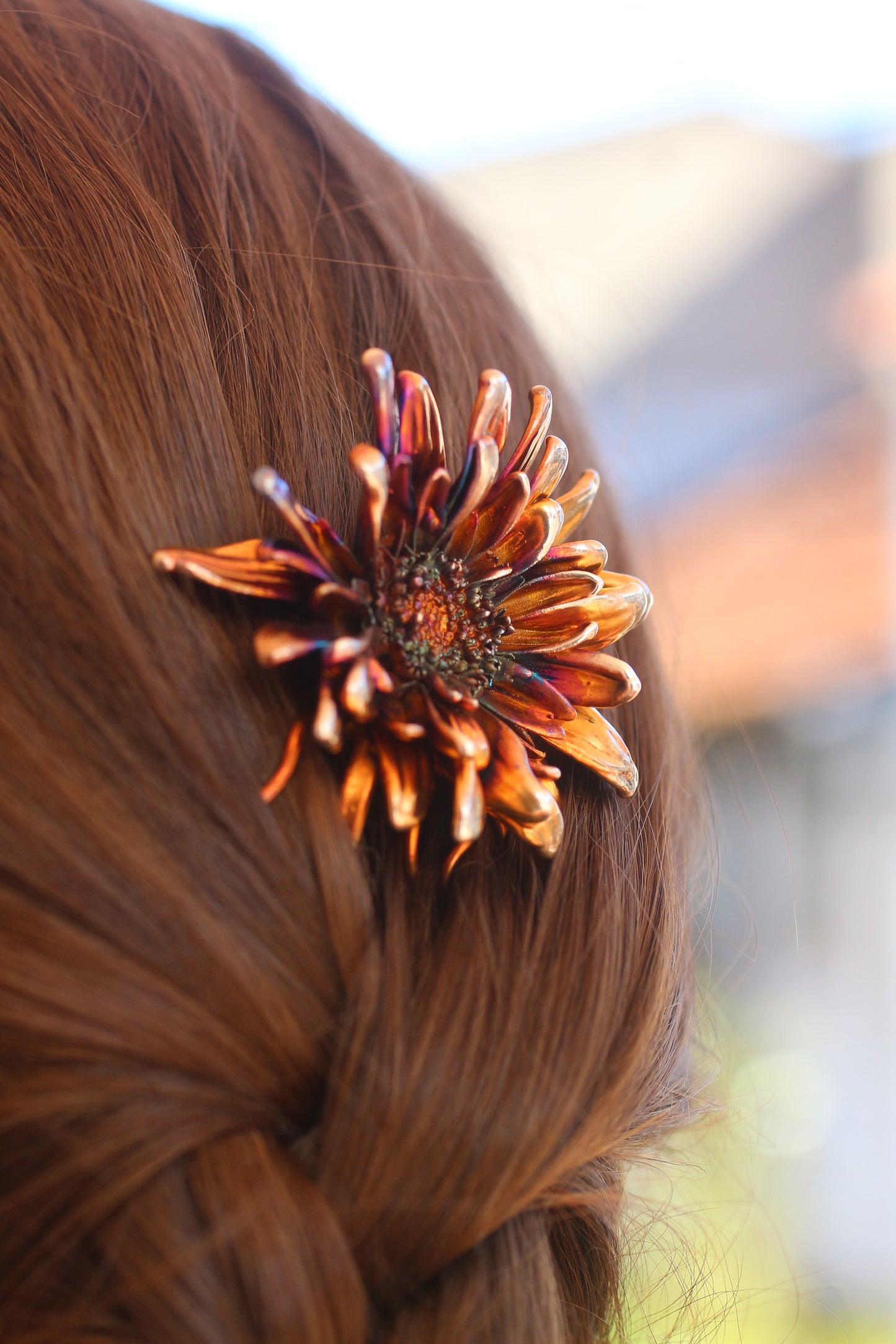 Acessorio para cabelo com flor de crisantemo