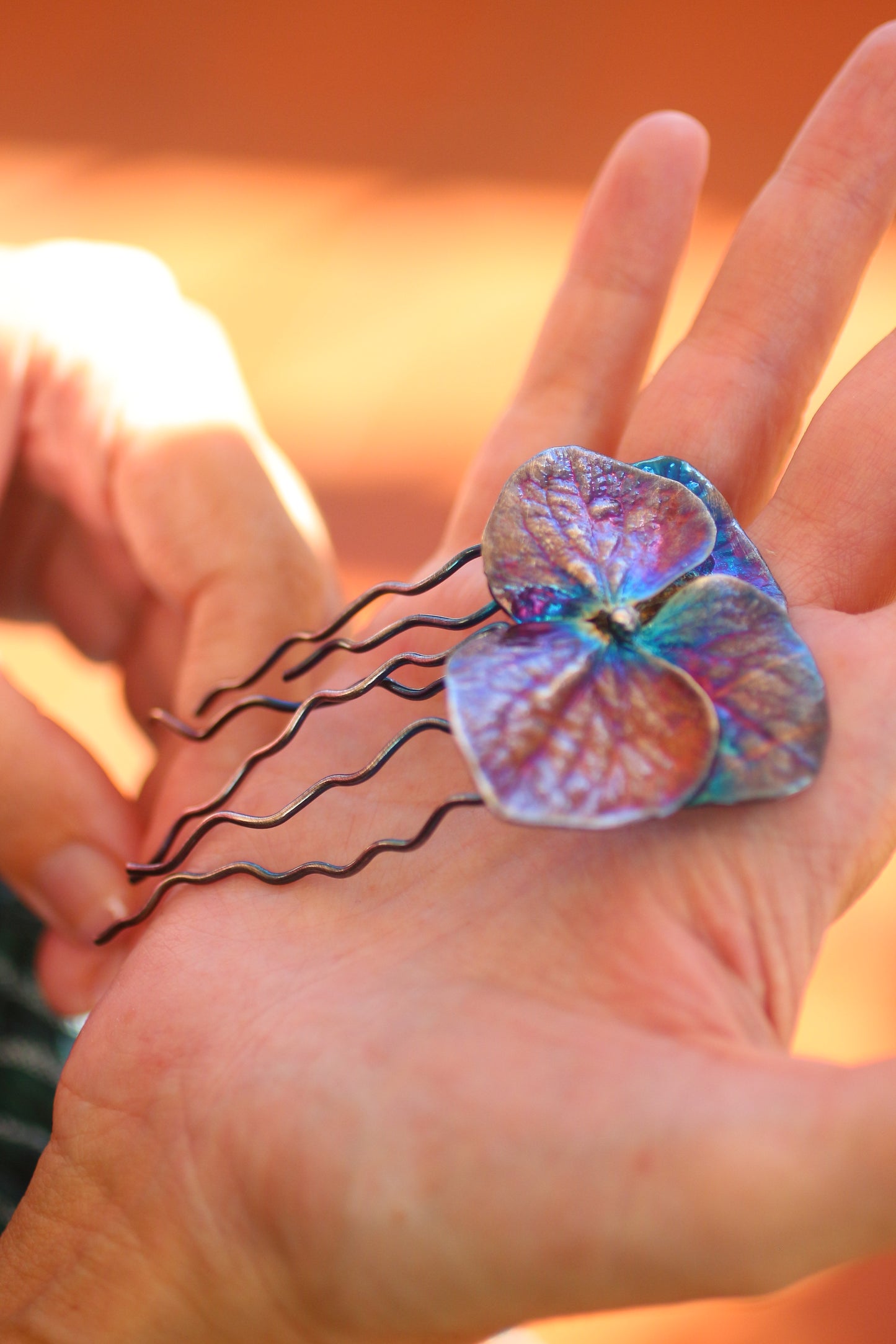 Acessorio para cabelo com flor de hortensia