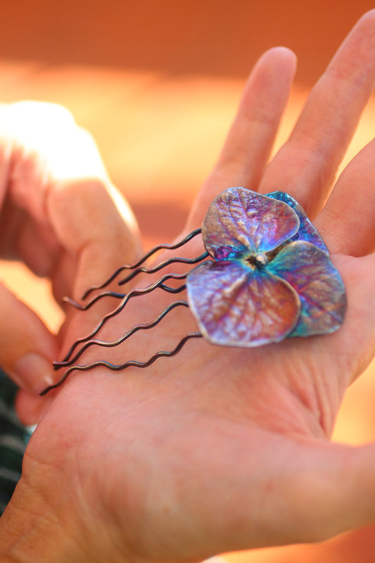 Acessorio para cabelo com flor de hortensia