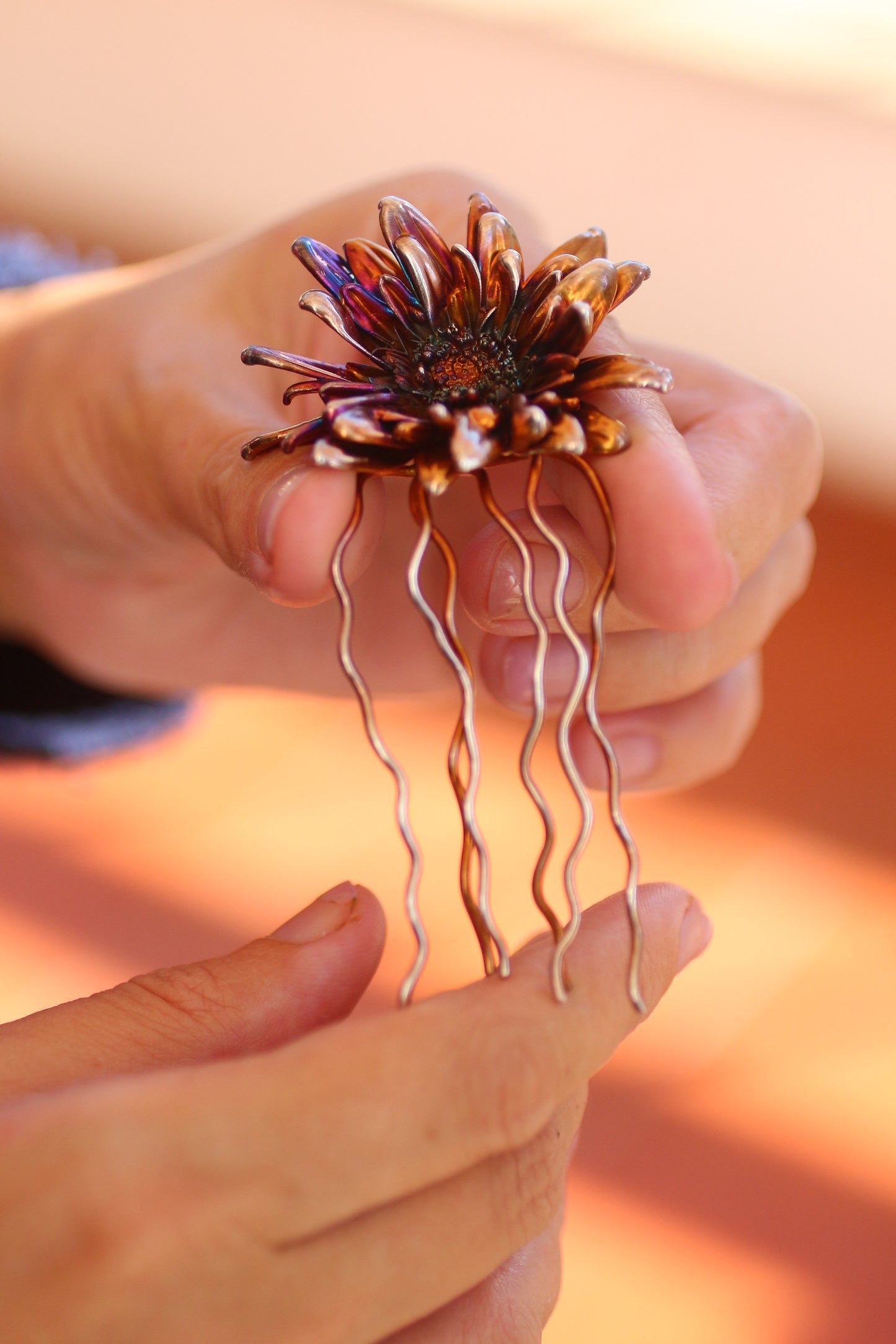 Acessorio para cabelo com flor de crisantemo