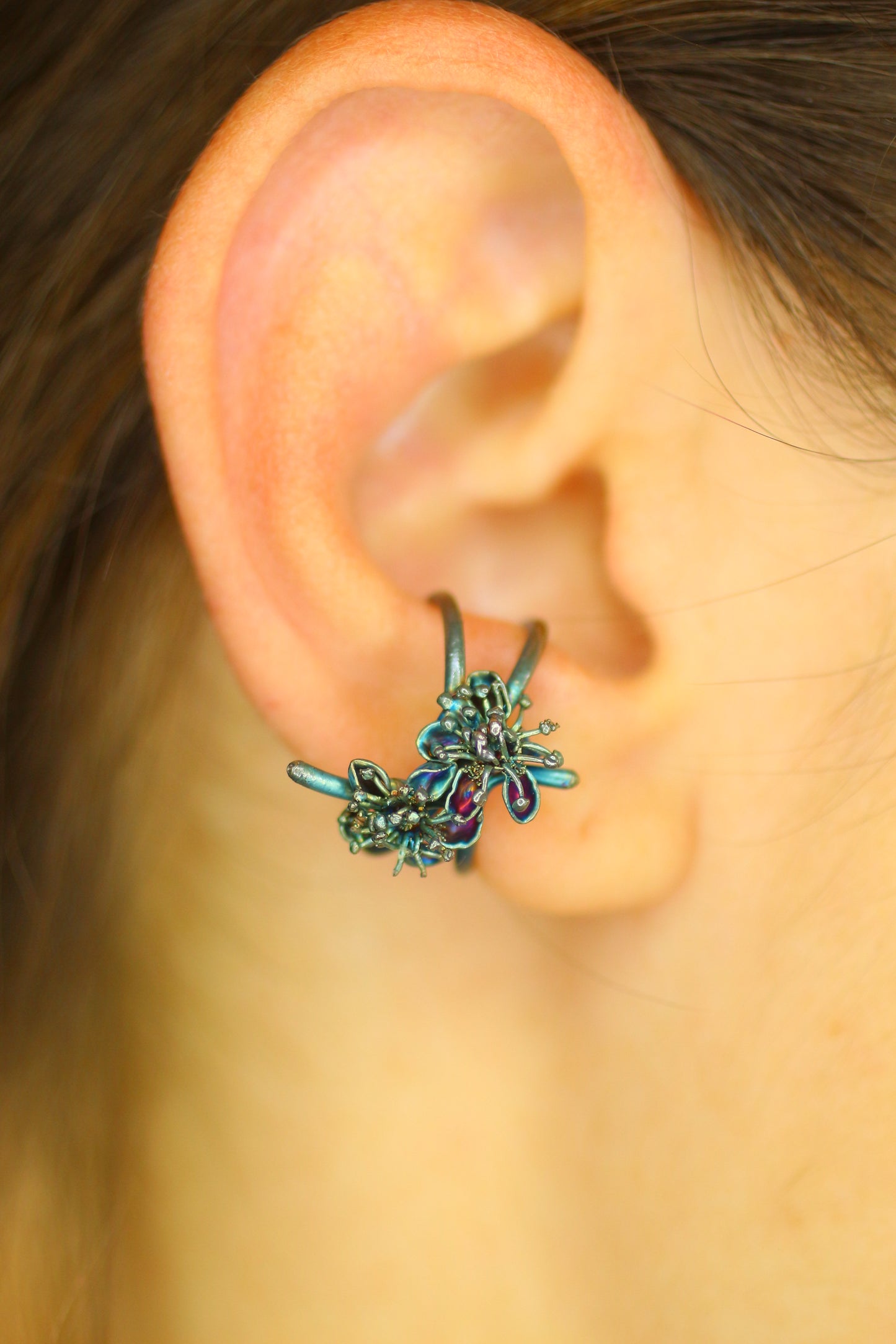 Ear cuff com flores da primavera