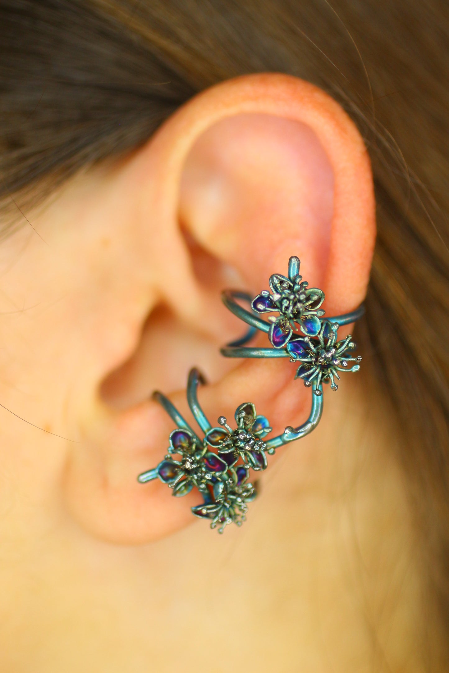 Ear cuff com flores da primavera