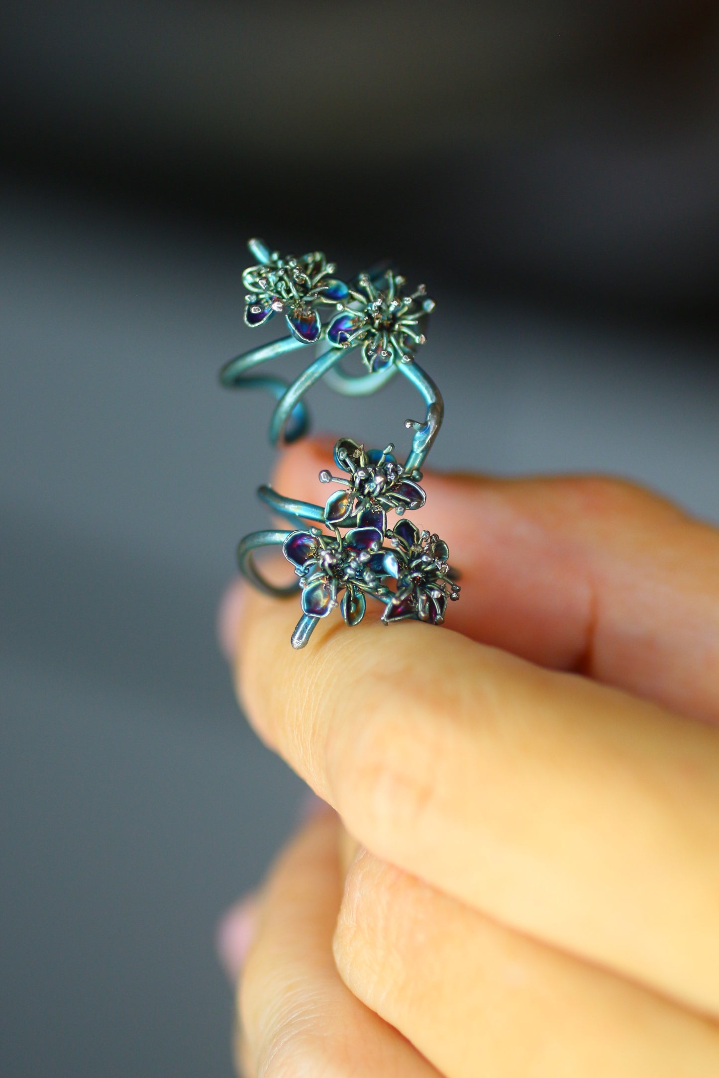 Ear cuff com flores da primavera