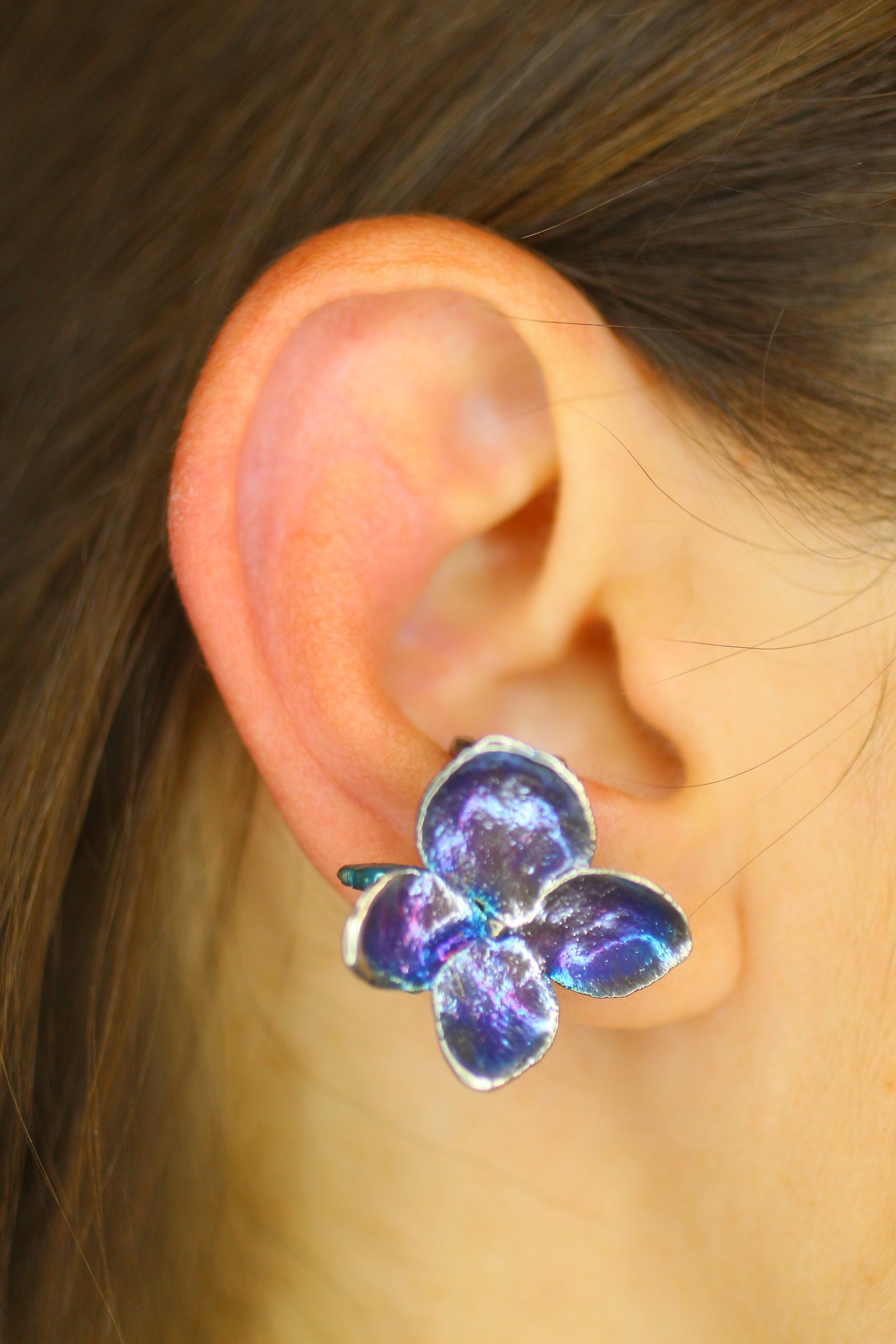 Ear cuff com flor de hortensia