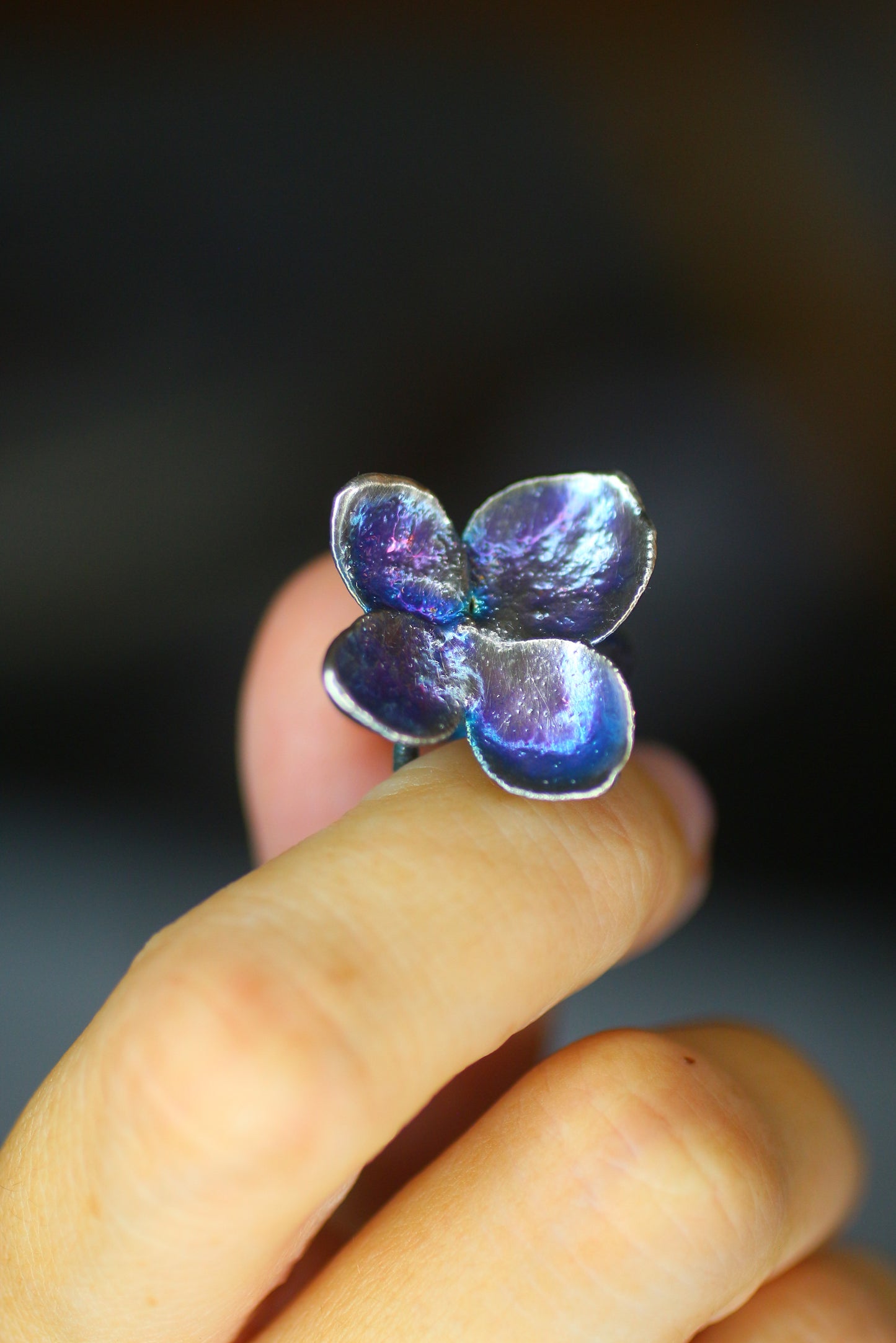Ear cuff com flor de hortensia