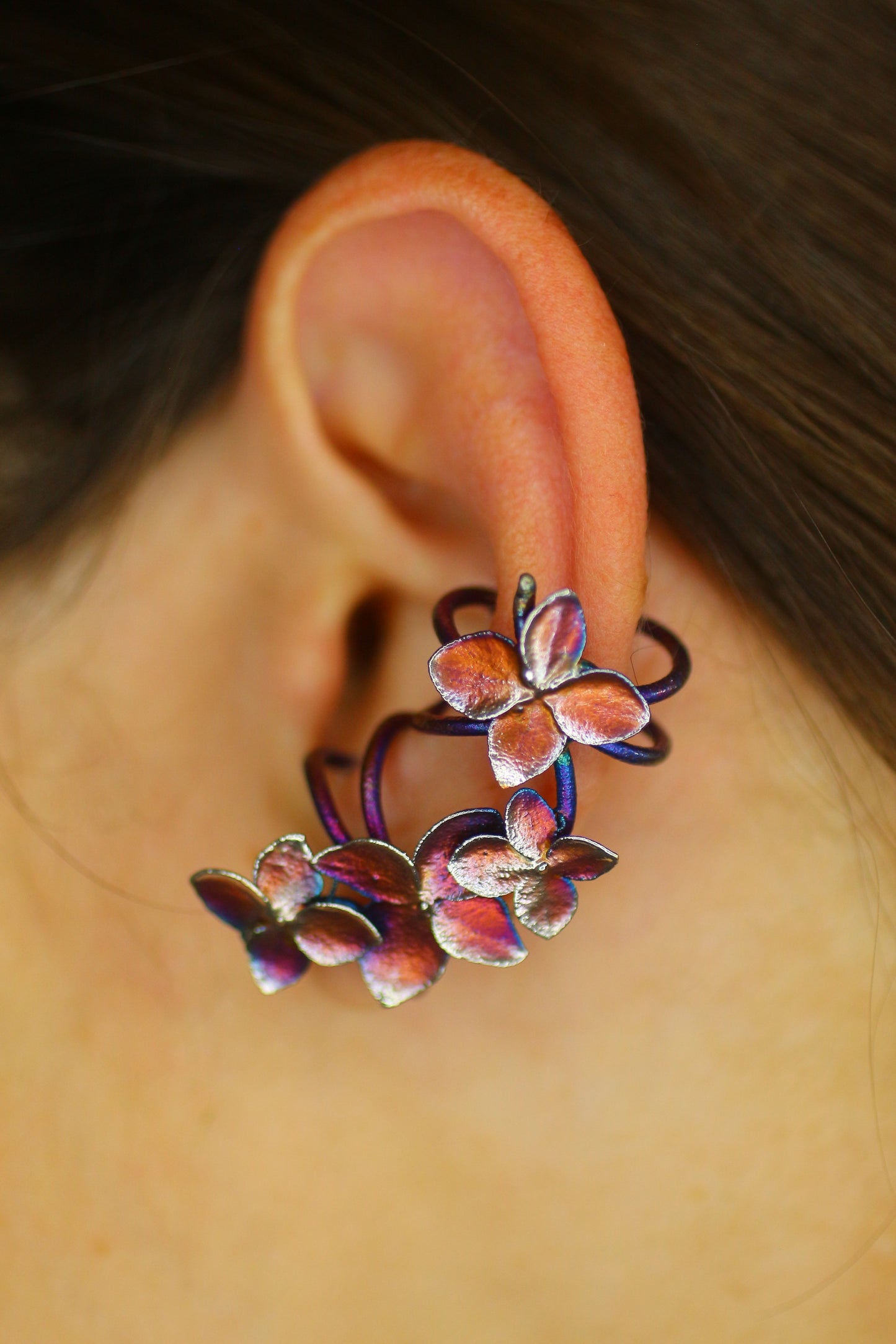 Ear cuff com flor de hortensia
