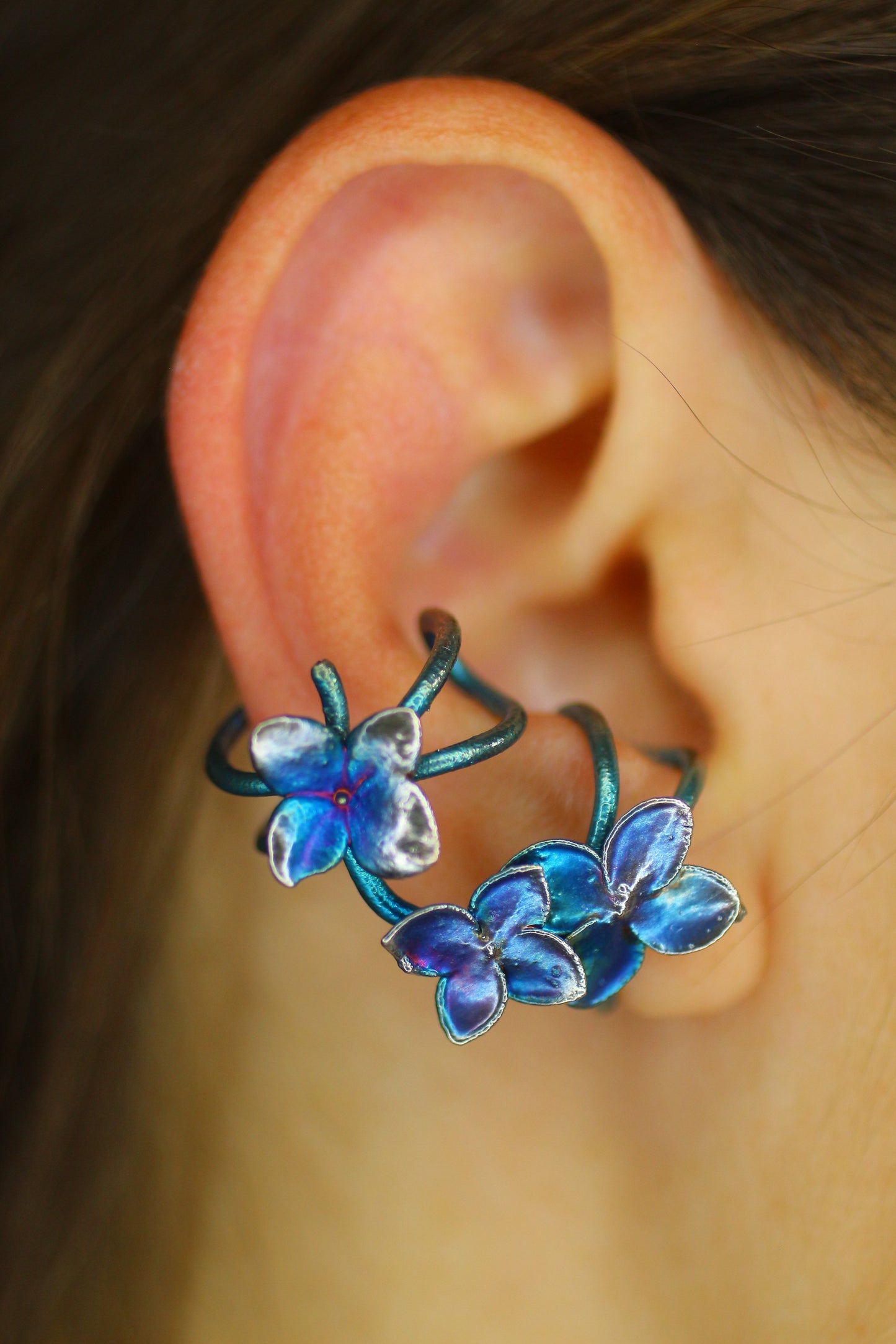 Ear cuff com flor de hortensia
