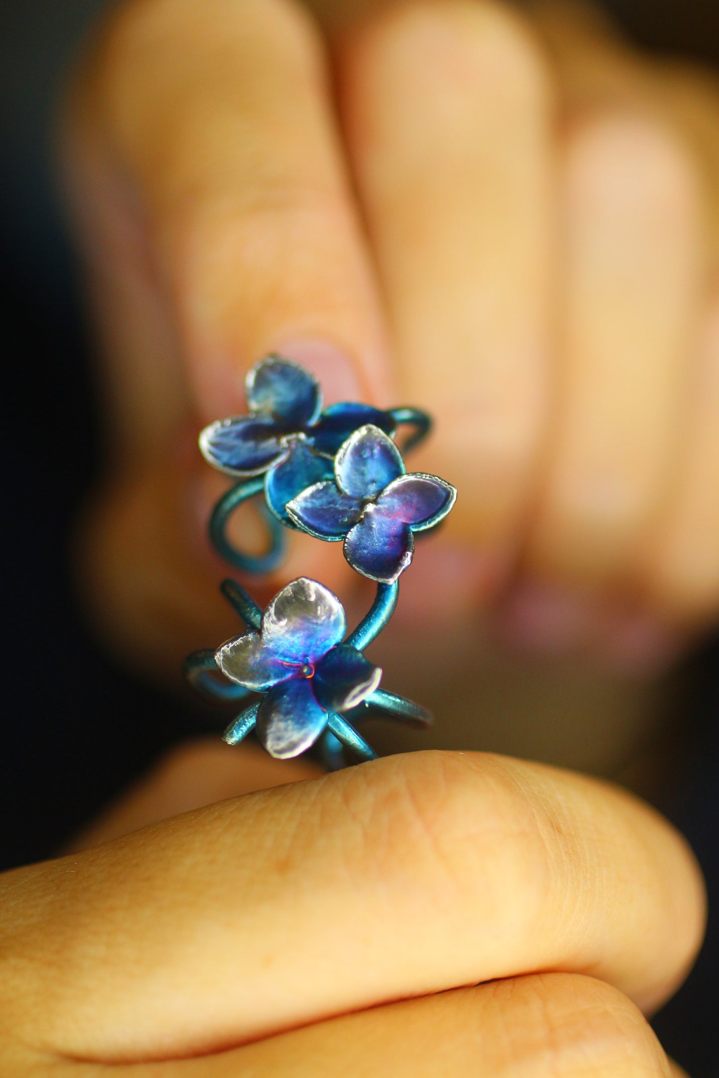 Ear cuff com flor de hortensia