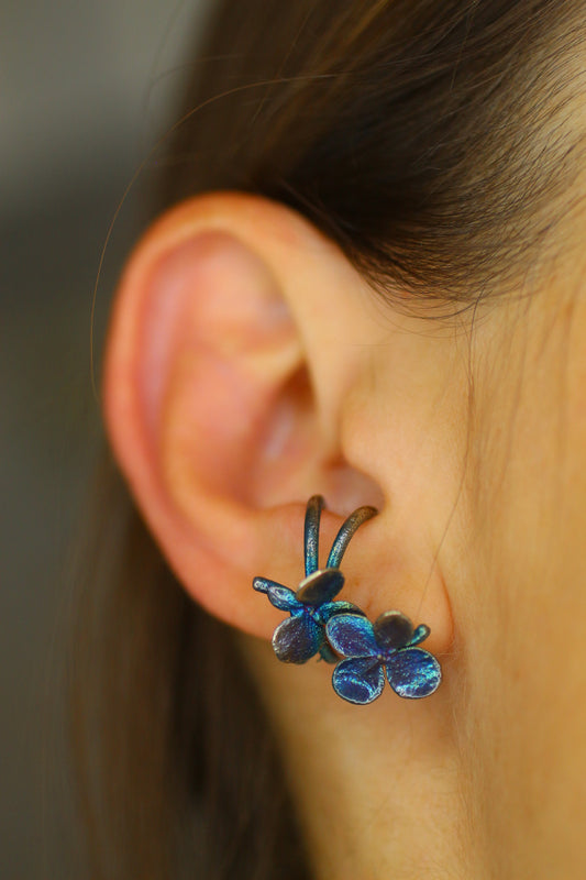 Ear cuff com flor de hortensia