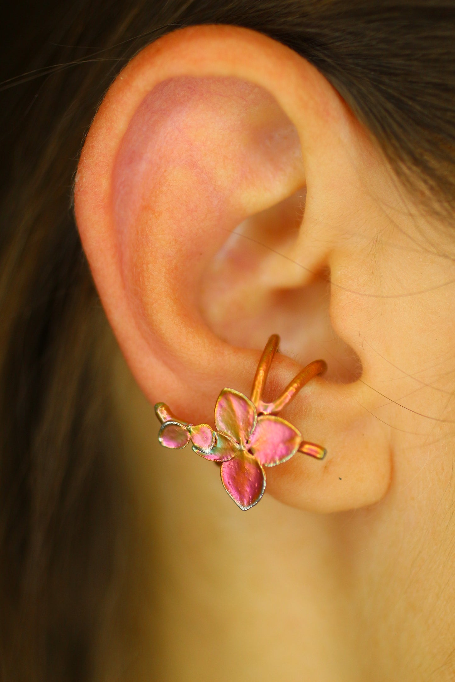 Ear cuff com flor de hortensia