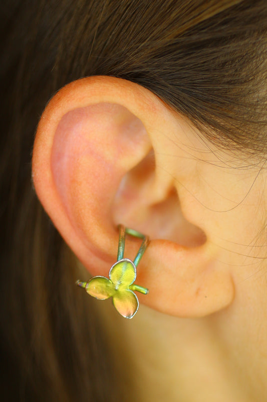 Ear cuff com flor de hortensia