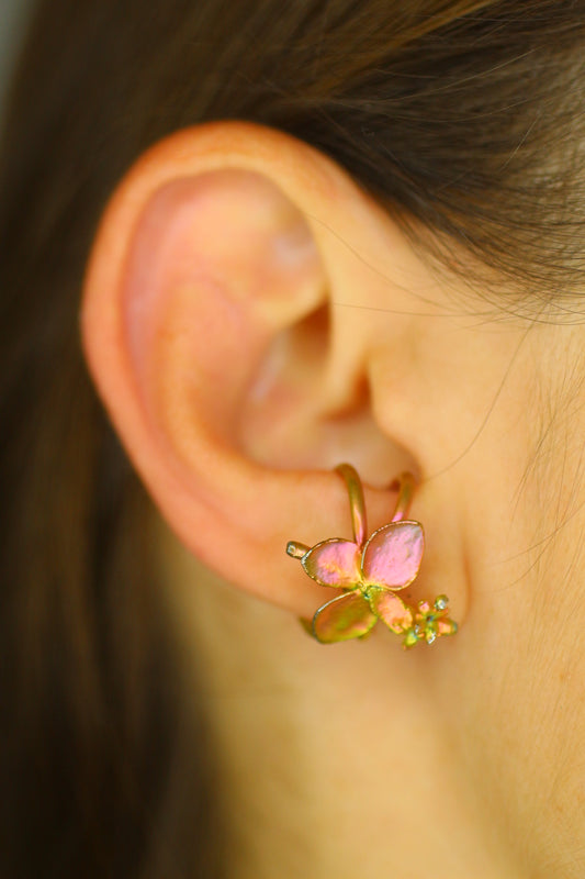 Ear cuff com flor de hortensia