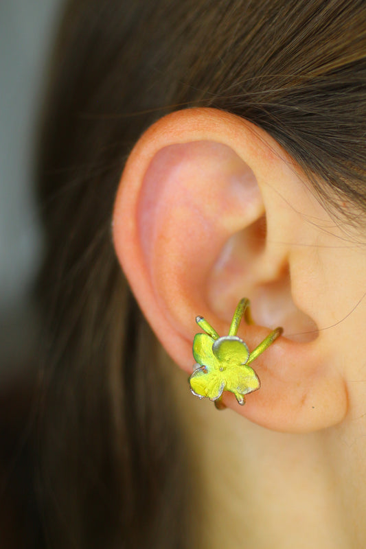 Ear cuff com flor de hortensia