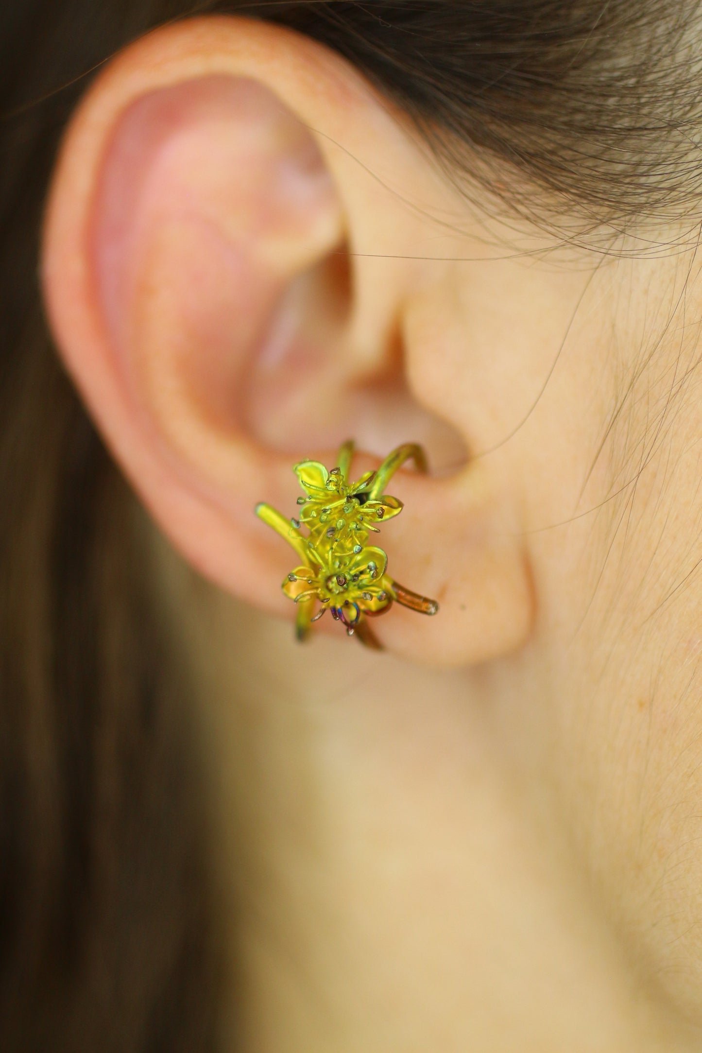 Ear cuff com flores da primavera