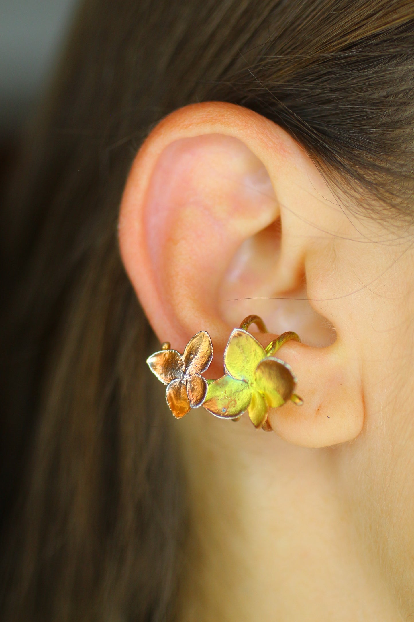 Ear cuff com flor de hortensia