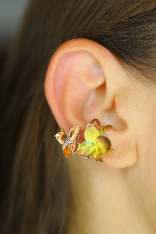 Ear cuff com flor de hortensia