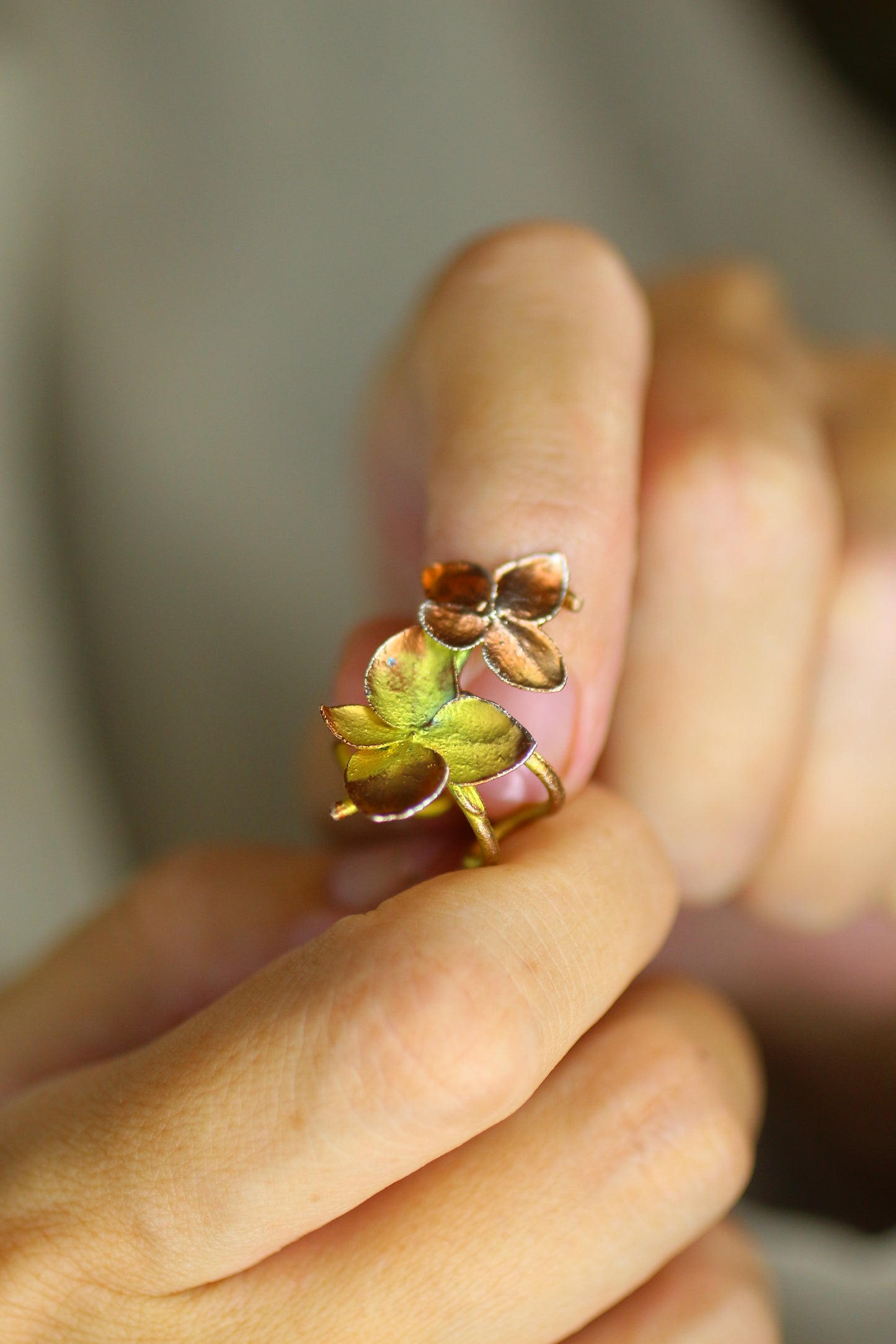 Ear cuff com flor de hortensia