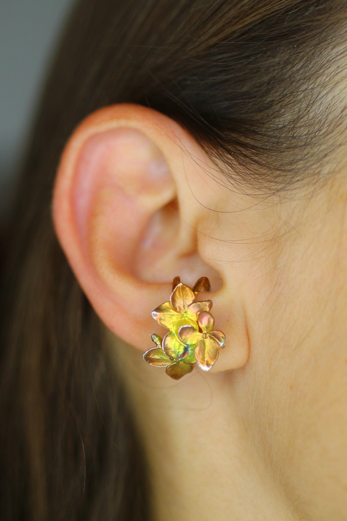 Ear cuff com flor de hortensia