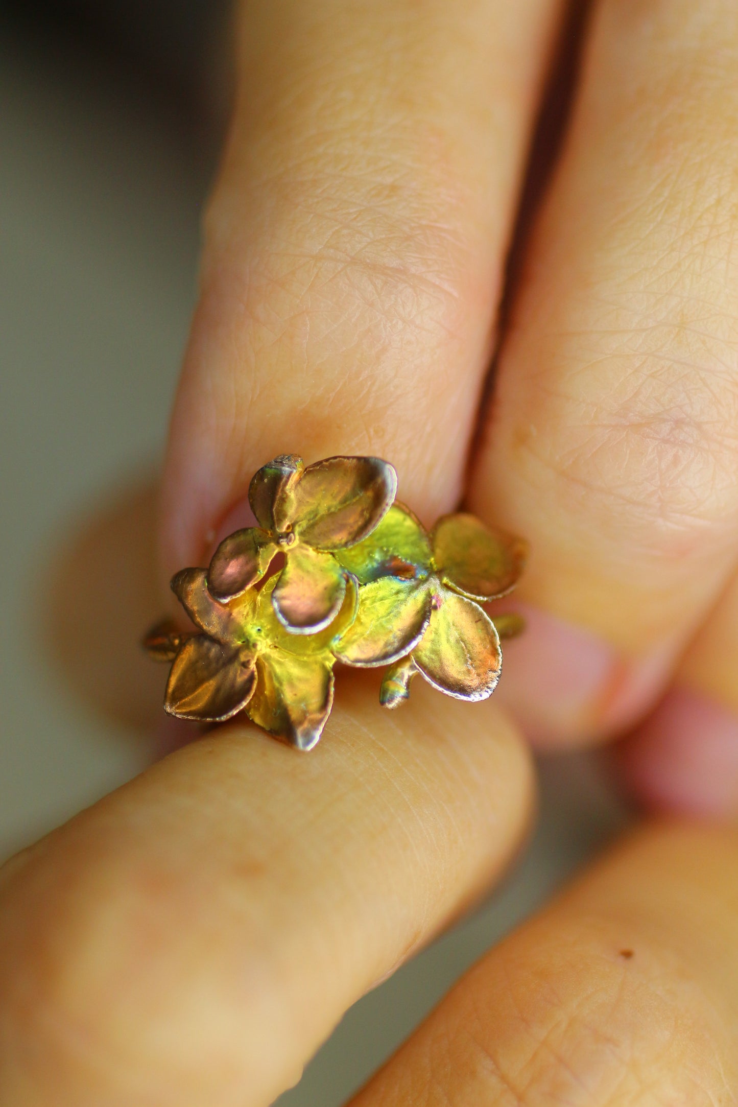 Ear cuff com flor de hortensia