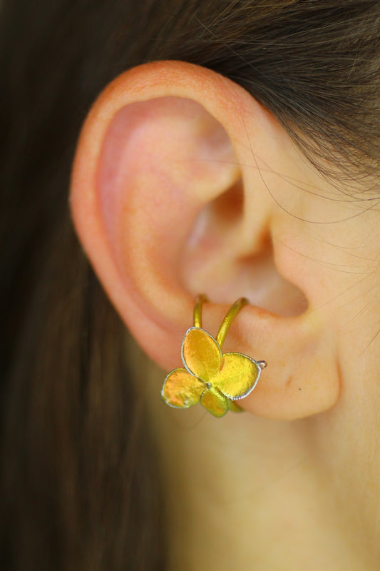 Ear cuff com flor de hortensia