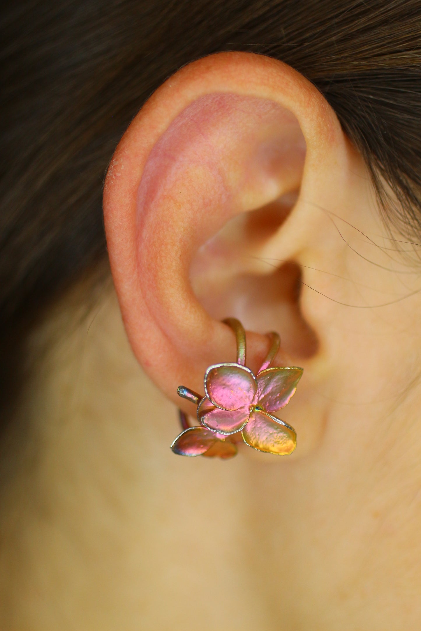 Ear cuff com flor de hortensia