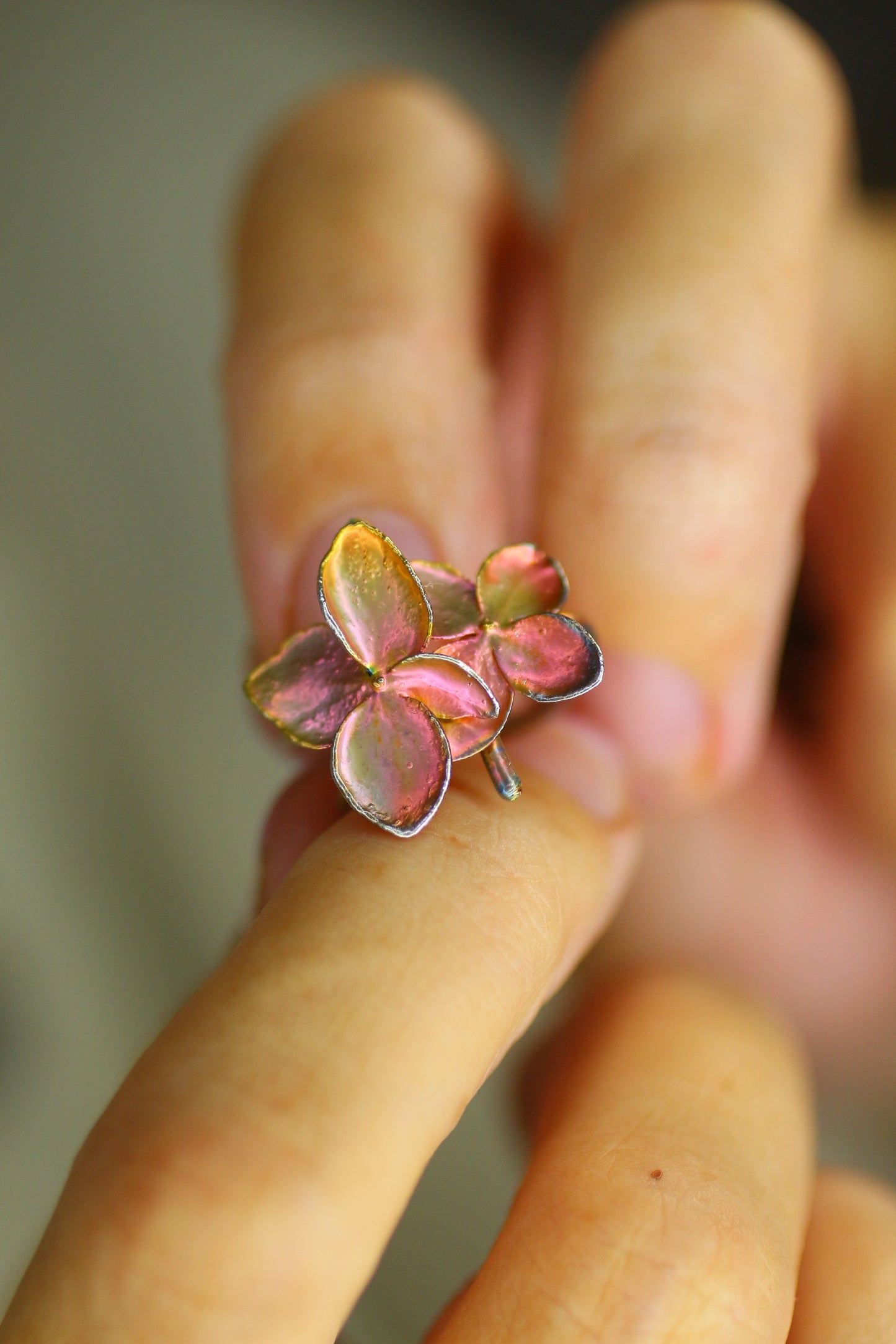 Ear cuff com flor de hortensia
