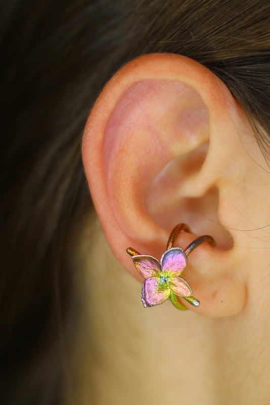 Ear cuff com flor de hortensia