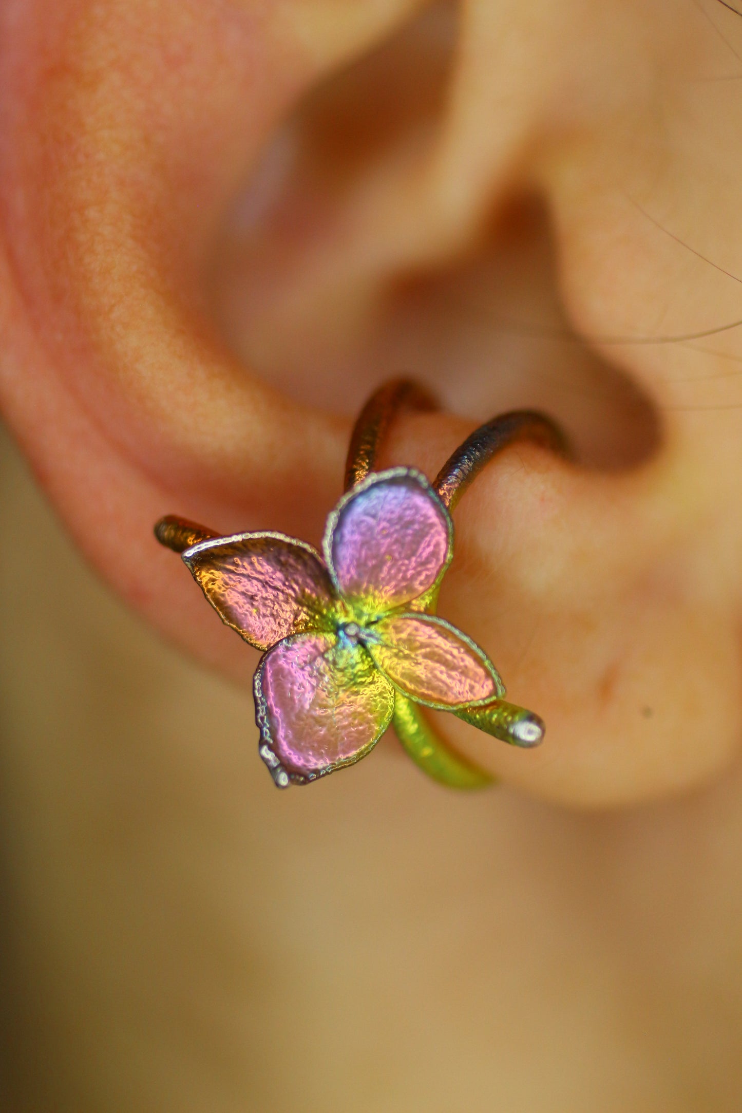 Ear cuff com flor de hortensia