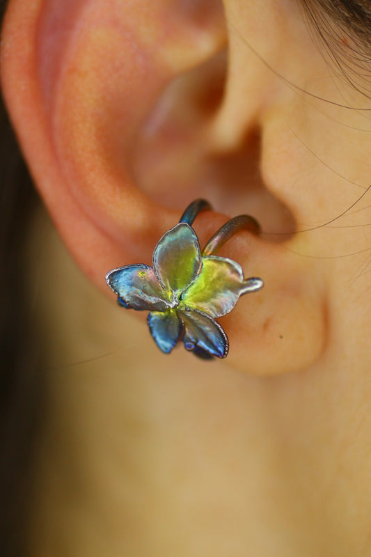 Ear cuff com flor de hortensia