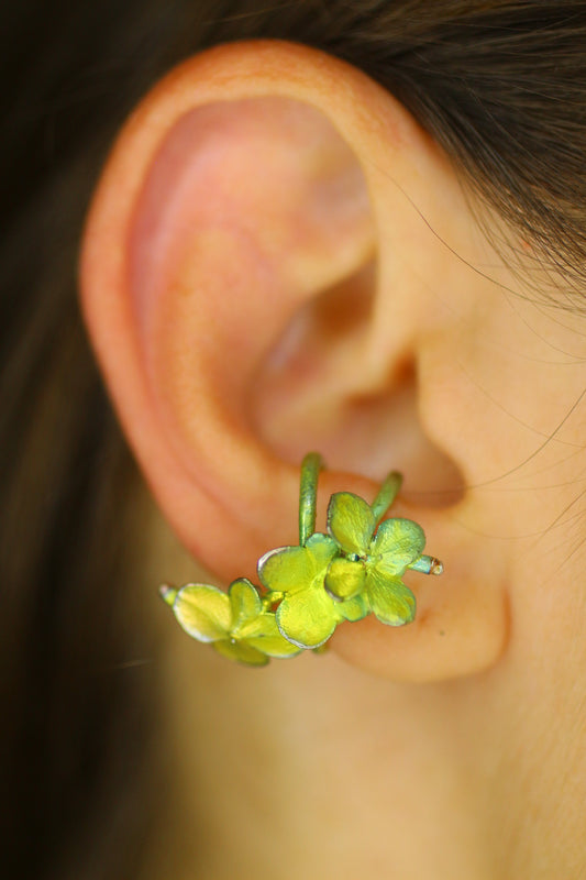 Ear cuff com flor de hortensia
